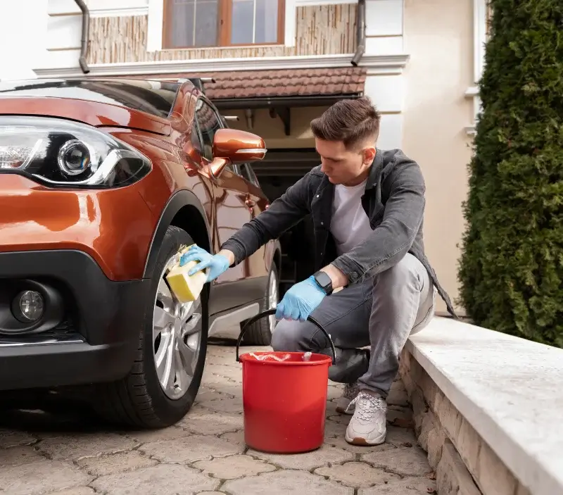 Lavage auto à domicile Sai : professionnel intervenant sur un véhicule